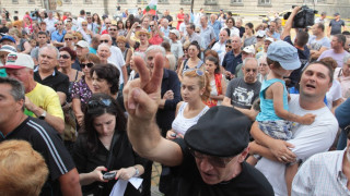 Вложители в КТБ търсят международна помощ