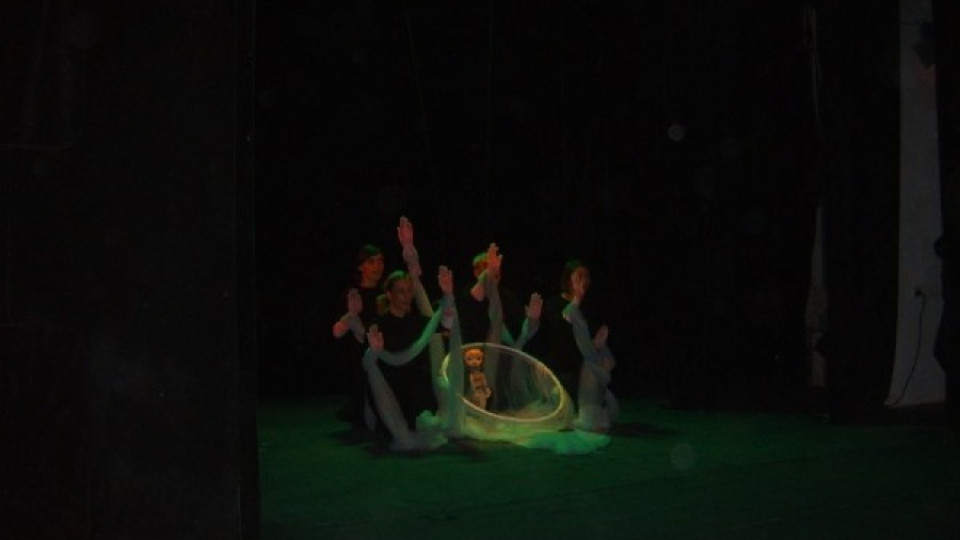Кукленият театър в Кърджали зарадва децата с „Пук" на Валери Петров | StandartNews.com