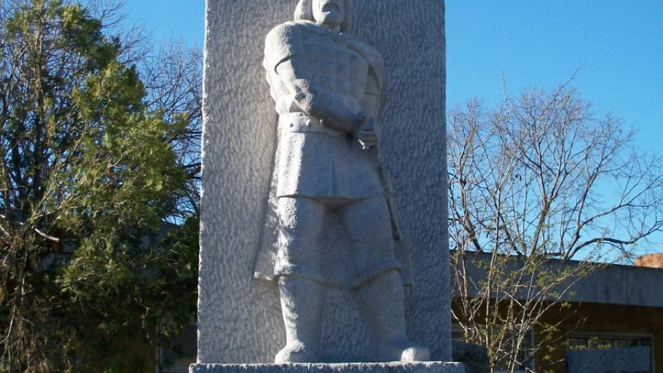 Монтират паметник на Самуил в центъра на Кресна | StandartNews.com