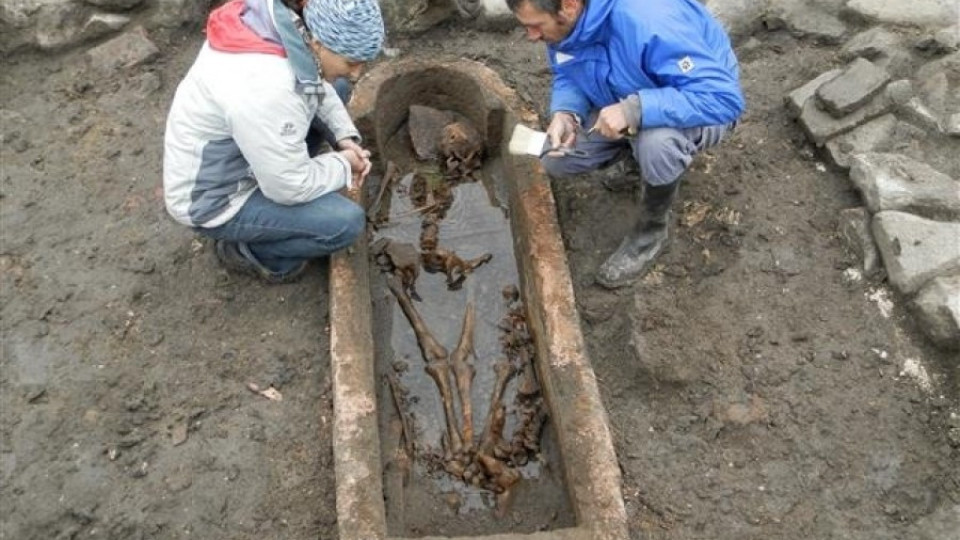 Саркофаг със 7 скелета в Поморие | StandartNews.com