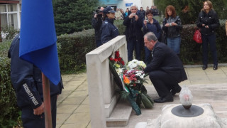 Губернатор положи цветя пред паметника на загинали полицаи