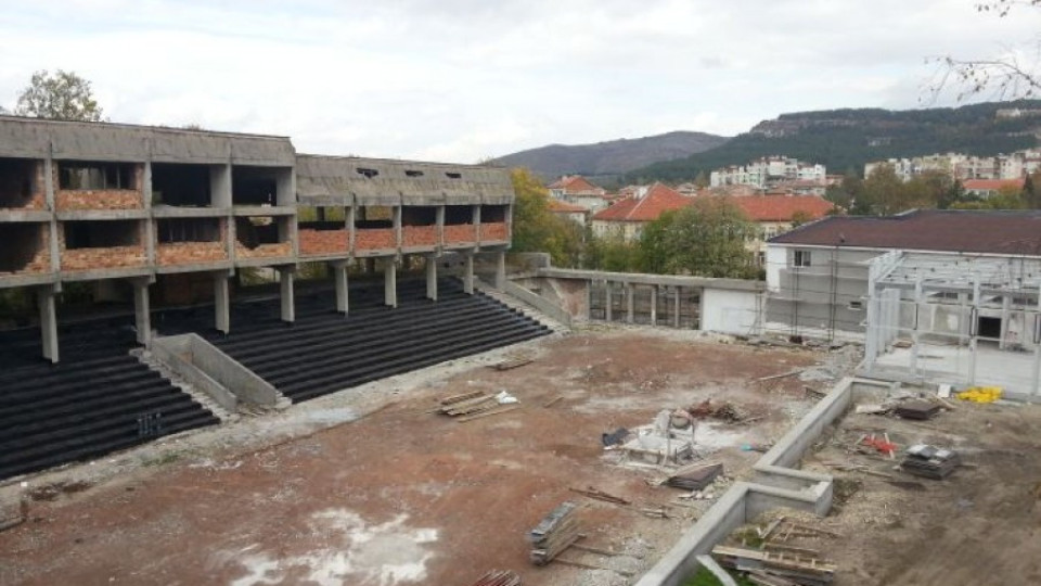 След повече от 25 години Момчилград очаква завършена спортна зала | StandartNews.com