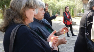 Близки на загиналите запалиха свещи пред завода убиец в Горни Лом