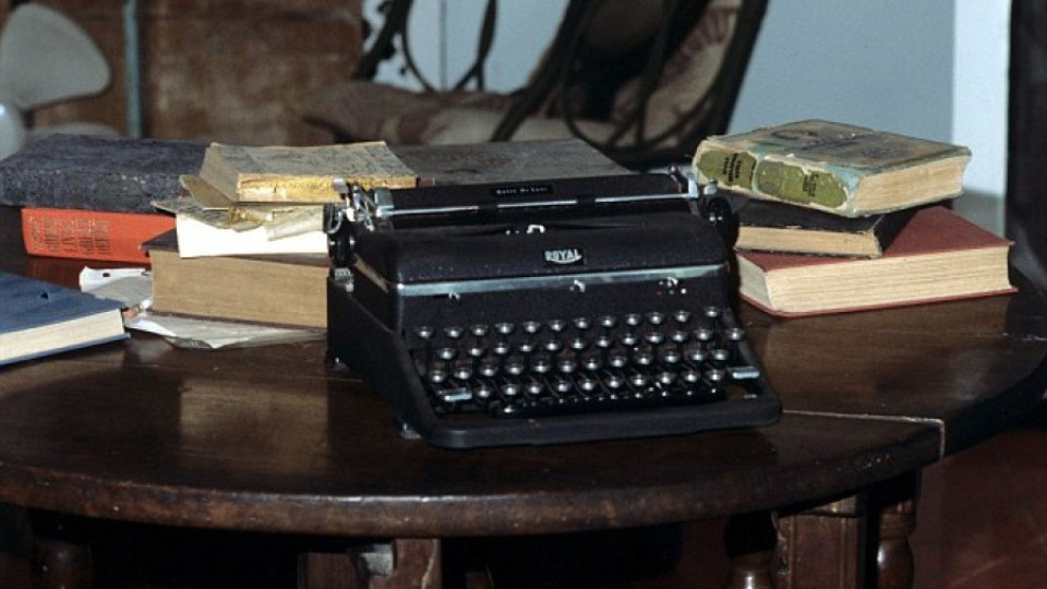 Джоли купи пишещата машина на Хемингуей за $250 хил.  | StandartNews.com