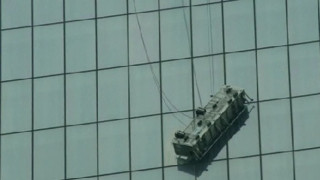Миячи на прозорци, висящи 2 ч. на 69 етаж, бяха спасени
