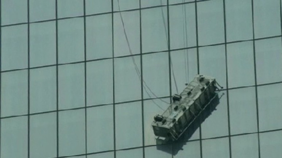 Миячи на прозорци, висящи 2 ч. на 69 етаж, бяха спасени | StandartNews.com