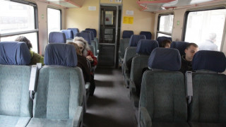Два влака на косъм от катастрофа край Бургас