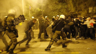 Разпръснаха протестиращи в Атина със сълзотворен газ