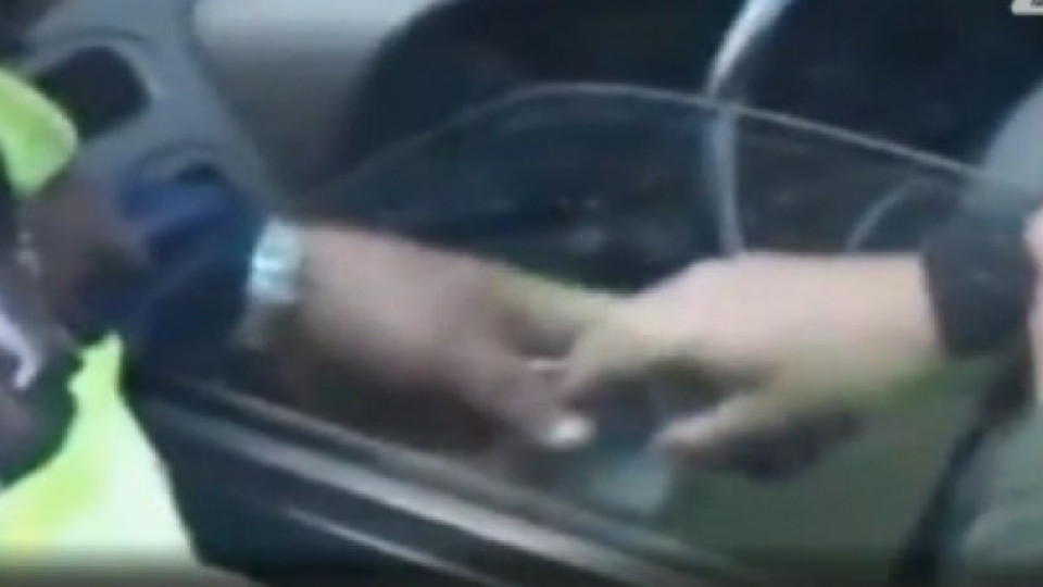 Видео с полицай, взимащ подкуп, взриви интернет | StandartNews.com