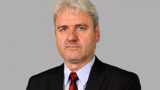 Вицегубернатор пръсна 12 бона за дивани и ножове