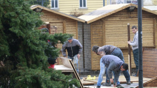 Подготвят Коледния базар пред Народния театър