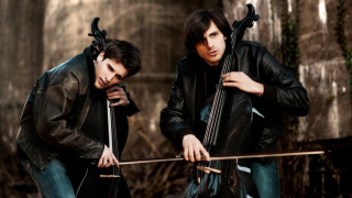 Атрактивното дуо 2Cellos с видео-приветствие към БГ публиката