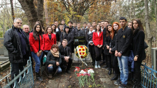 Ученици от Кърджали посетиха гроба на Дядо Славейков