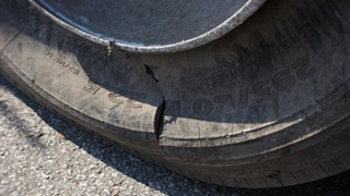 Вандали нарязаха гумите на 14 коли в Стара Загора 