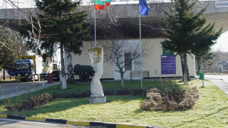 Бежанци мрат от глад и студ край Връшка чука