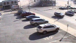 ВИДЕО: Кола се разби в сграда и я събори