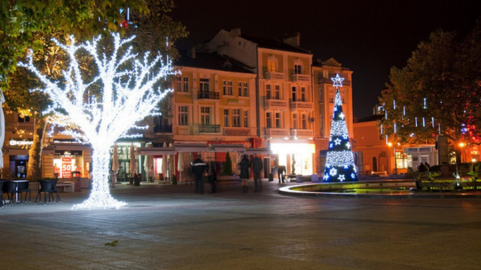 Четириметров Дядо Коледа до Римския стадион в Пловдив | StandartNews.com