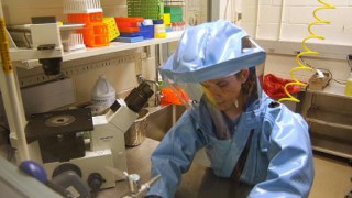 Ваксина срещу ебола мина успешно изпитания върху хора