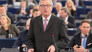 Европарламентът гласува вот на недоверие на Юнкер