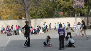 МОН нареди седмични проверки за въшки в училища и забавачки