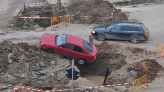 Кола надвисна над дупка от водния цикъл в Монтана