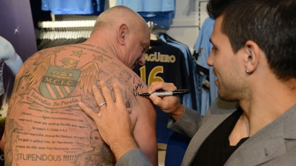 Фен си татуира автограф на Агуеро | StandartNews.com