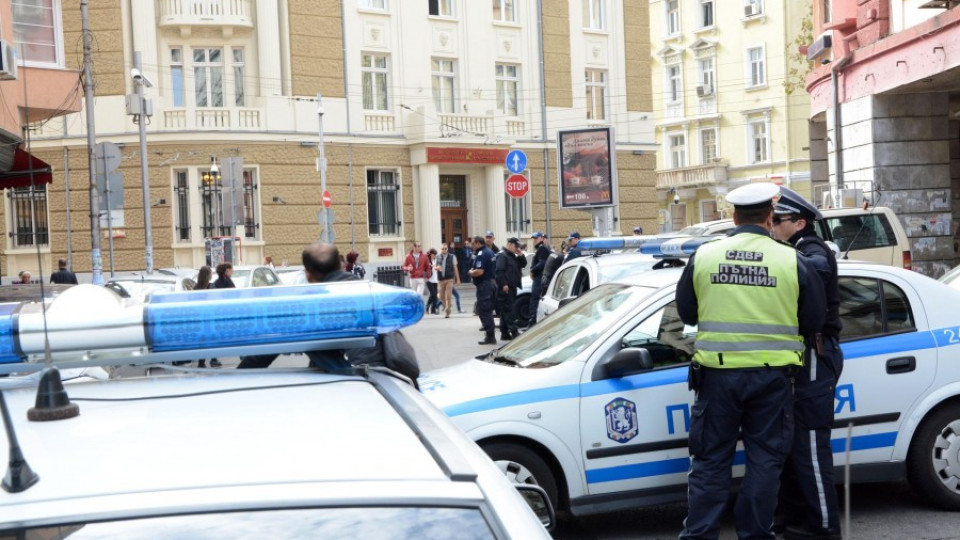 Полицаи пазят от кражби вложителите в КТБ | StandartNews.com
