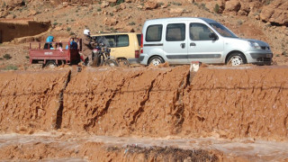 Потоп в Мароко откъсна 250 селища от света