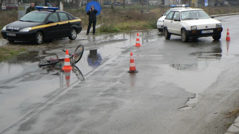 Кола блъсна велосипедистка на улицата в Казанлък | StandartNews.com
