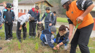 Млади еколози и Николай Мартинов-Сървайвъра поставиха началото  на „Гората на „Славейков”