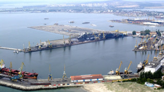 Порт Бургас отваря за Никулден