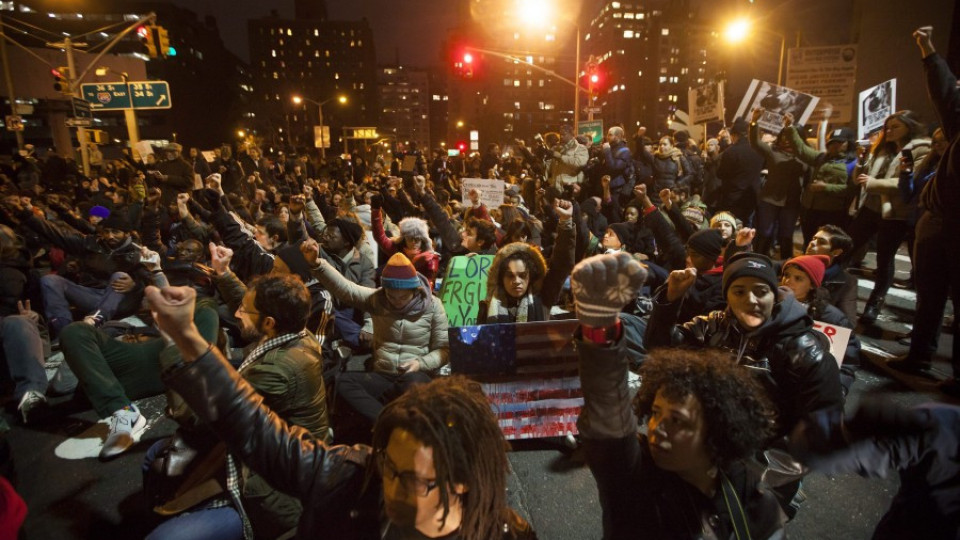 Втора нощ на протести заради убития от полицай чернокож в Ню Йорк | StandartNews.com