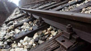 Срутване спря влаковете между гарите Кръстец и Радунци
