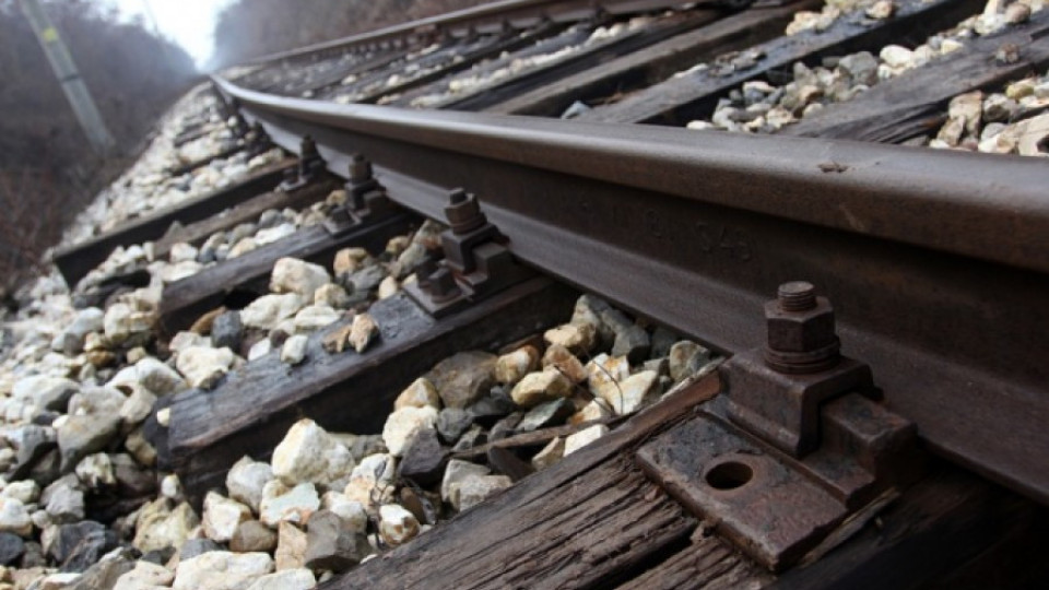 Срутване спря влаковете между гарите Кръстец и Радунци | StandartNews.com