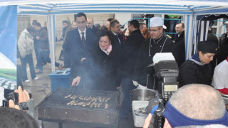  Министри пекоха риба на площада 