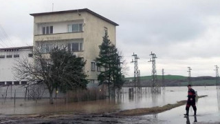 Пуснаха тока в Гълъбово, двайсетина села все още са на тъмно