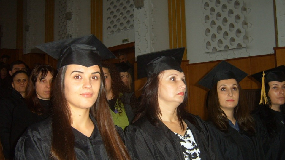 150 абсолвенти положиха Галилеевата клетва и получиха дипломите си в Кърджали | StandartNews.com