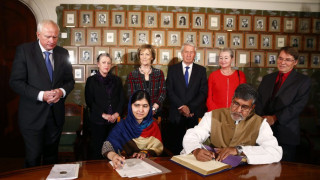 Връчват Нобеловата награда за мир на Малала и Кайлаш