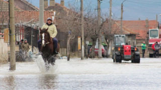 Вадят 50 от къщи  заради полудялата Тунджа (ОБЗОР)