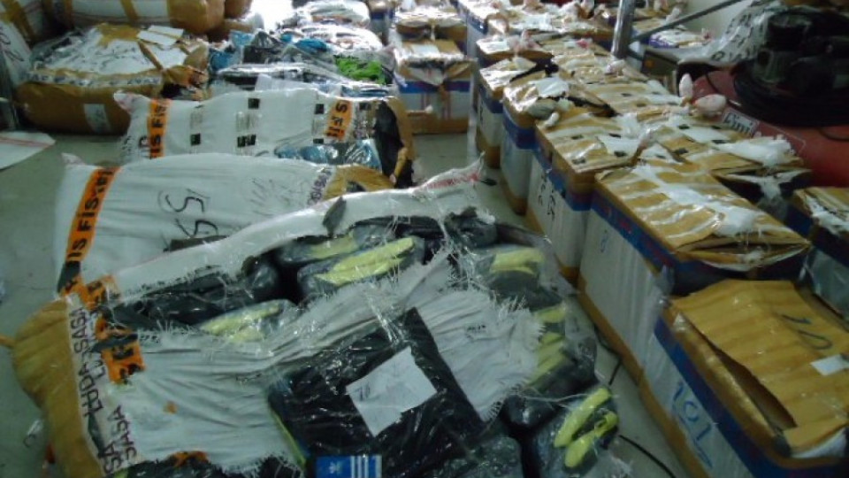 Задържаха нелегални цигари, валута и дрехи менте на турската граница | StandartNews.com