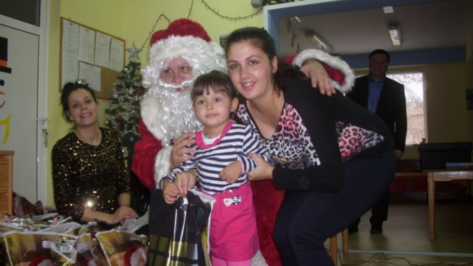 Дядо Коледа зарадва деца в социални центрове | StandartNews.com