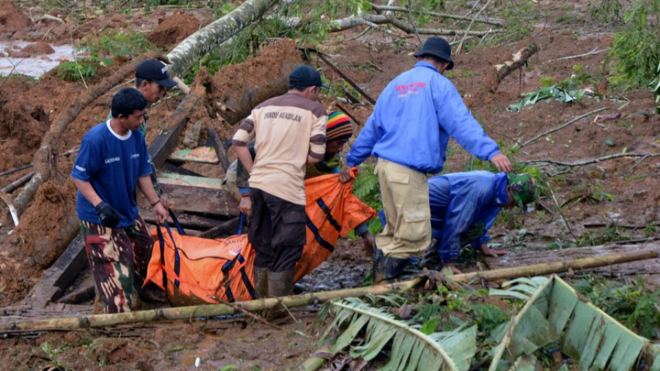 Изчезнали и загинали при свлачище в Индонезия | StandartNews.com