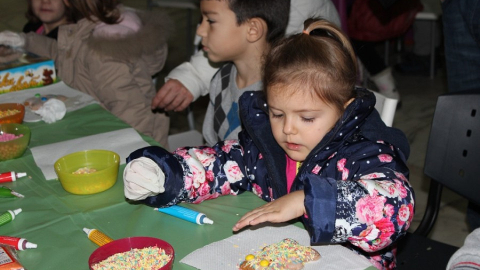Деца правят сувенири на коледен панаир | StandartNews.com