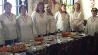 Дора Янкова дари нови носии на пенсионерски клуб
