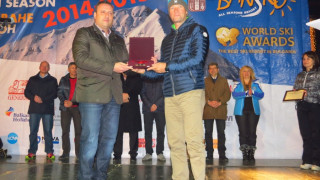 Ски легенда с почетния знак на кмета на Банско