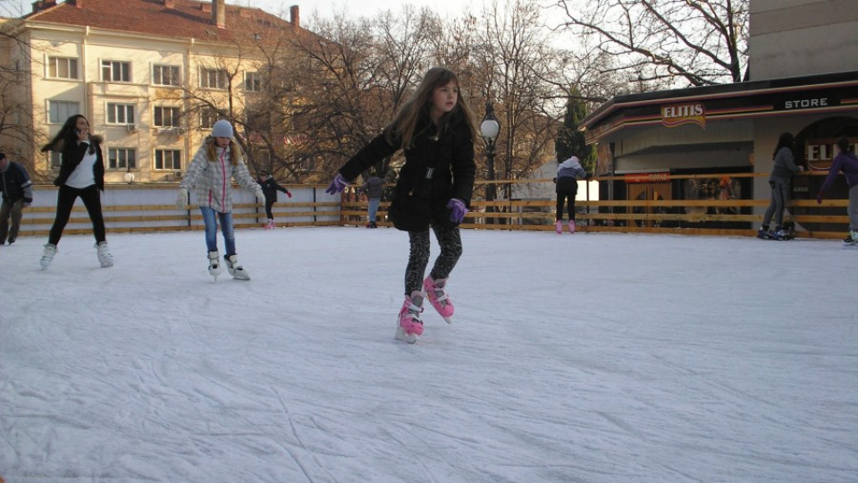 Опашка се изви пред ледената пързалка в Стара Загора | StandartNews.com