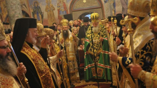 ОБЗОР: Царят припадна на литургията с патриарха