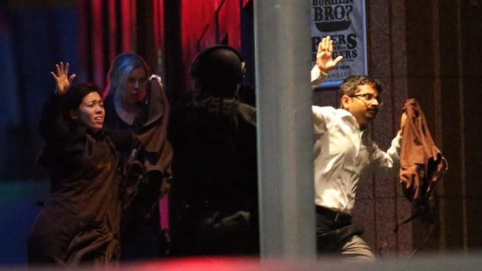 Полицията шурмува кафенето със заложници в Сидни | StandartNews.com