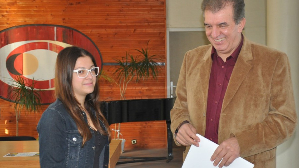 Депутат от ГЕРБ подкрепи най-добрата ученичка във Видин | StandartNews.com