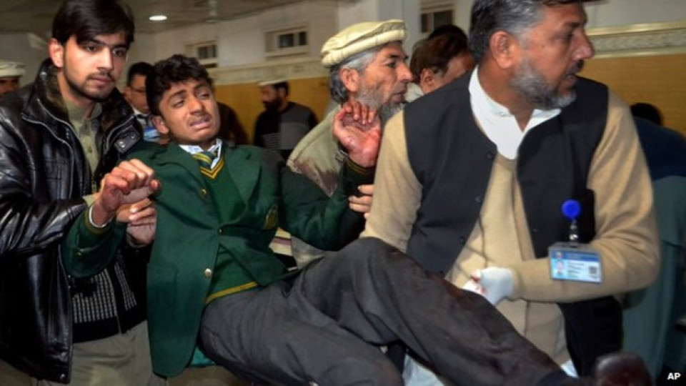 Кървава драма с над 80 убити деца в училище в Пакистан | StandartNews.com